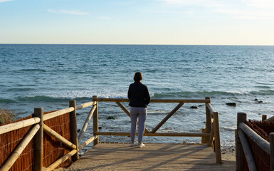 CHICA PASEANDO POR PASARELA DE MADERA
