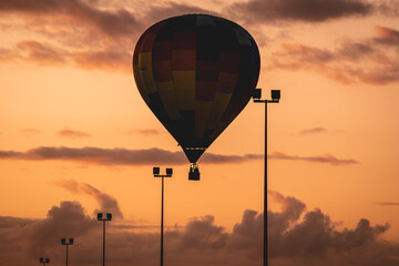 Vol d'une montgolfière lors du coucher de soleil