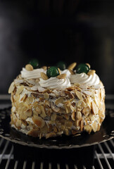 Tarta de almendras con nata y guindas verdes