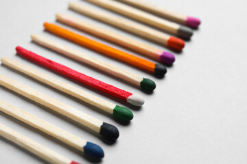 Naklejka premium Different new matchsticks on grey background, closeup