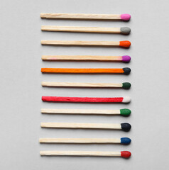 Naklejka premium Different new matchsticks on grey background