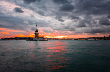 Fototapeta premium Maiden's tower sunset over the sea in Istanbul 