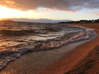 The waves that hit the beach where the rising sun rises.  This beach is one of the tourist attractions in the Seto Inland Sea of ​​Japan, and people gather early in the morning.
