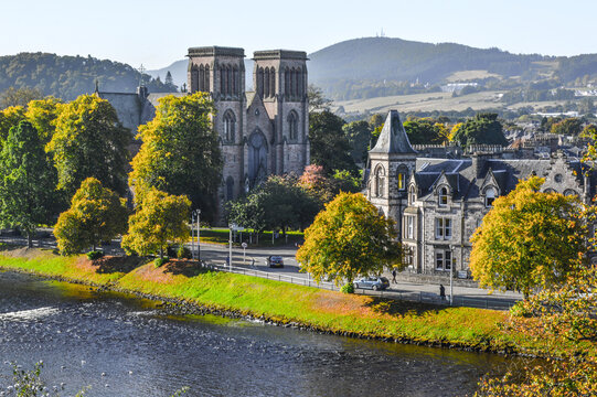 Beautiful shot of buildings and landscapes along the river Ness in Inverness, Scotland