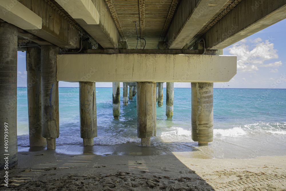 Poster beautiful view of a bridge on the beach on a sunny day