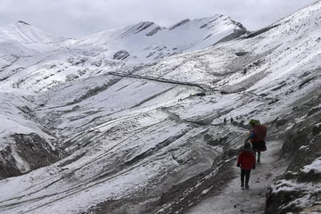 Crédence de cuisine en verre imprimé Vinicunca View of two people hiking to the Peru Vinicunca Rainbow Mountain covered with snow