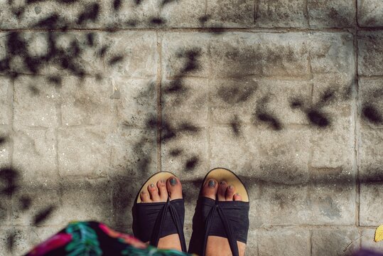 Mis pies con sombras de &aacute;rbol en el suelo