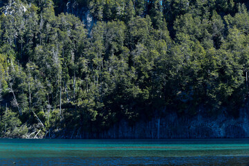 Isla paradisíaca con aguas cristalinas.