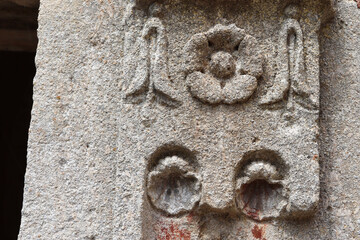 Centre - Loiret - Chateau de La Bussière - Coquilles Saint-Jacques sculptées sur un vieux mur