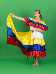 Bella colombiana con traje de cumbia latina