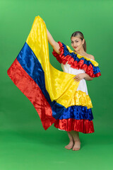 Bella colombiana con traje de cumbia latina