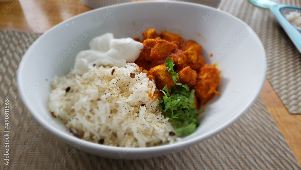 Poster Closeup shot of rice with chicken in a bowl