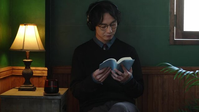 部屋で読書をする男性