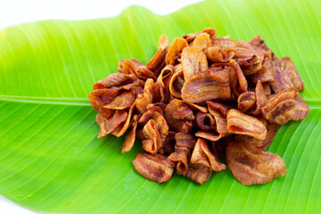 Obraz premium Banana slice chips banana leaf on white background.