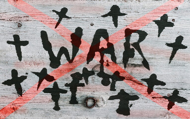 Krieg. Ein Holzschild mit der durchgestrichenen Aufschrift WAR und Kreuzen