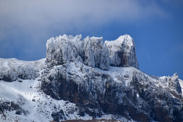 Montañas nevadas de la Patagonia Argentina, Ruta de los Siete Lagos.