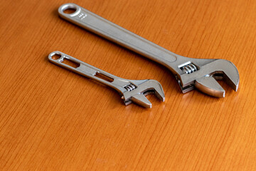 木の板の上に置かれた二本の金属製レンチ