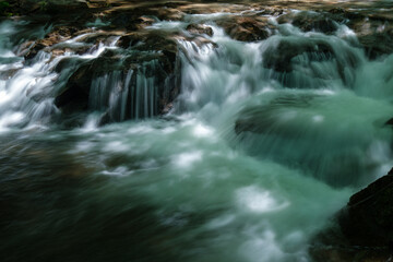 Fototapeta premium 滝の渓谷