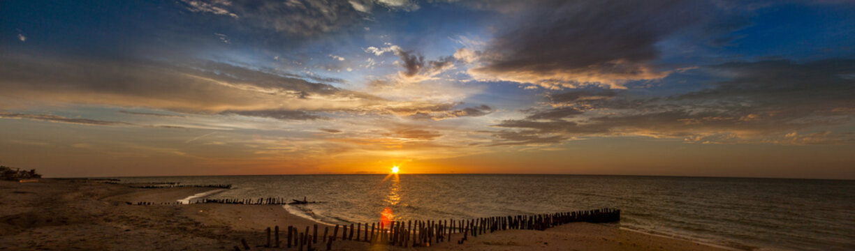 Panorama de la playa al atardecer