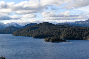 Paisaje de lago y montañas tranquilo y relajante. Ruta de los 7 lagos, Patagonia Argentina