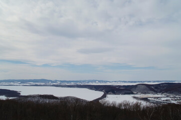 天都山展望台から見る結氷した網走湖