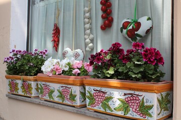 Fototapeta na wymiar Flowers in a window. Restaurant. Italy.