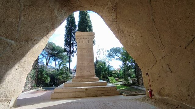 Napoli - Panoramica della Tomba di Leopardi al Parco Vergiliano