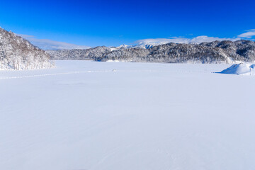 Fototapeta na wymiar 北海道夕張市、全面結氷したシューパロ湖【1月】