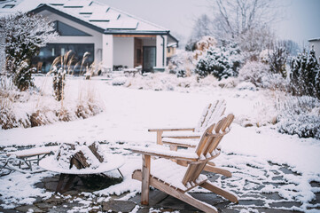 Zima w ogrodzie domowym. Zaprószone śniegiem miejsce na ognisko - obrazy, fototapety, plakaty