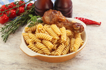 Roasted chicken leg with macaroni