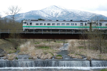 早春の十勝平野を走るキハ40系普通列車