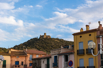 Fototapeta na wymiar Vue sur le Fort Saint-Elme depuis les rues de Collioure au coucher du soleil (Occitanie, France)
