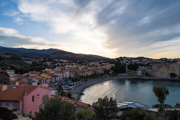 Fototapeta na wymiar Vue au coucher du soleil de la Plage du Port d’Avall à Collioure depuis La Glorieta (Occitanie, France)