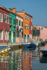 Burano, Venezia. Case colorate con riflesso sul canale.