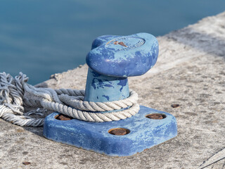 blue bollard with marine mooring  rope © manola72