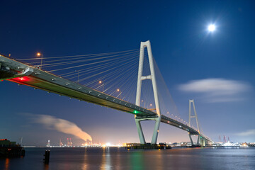 Fototapeta na wymiar 名港中央大橋と満月