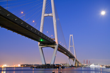 Fototapeta na wymiar 名港中央大橋と満月