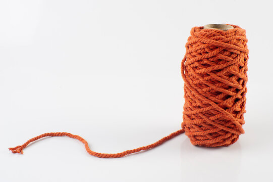 royo de hilo de macrame naranja sobre fondo blanco, espacio para dise&ntilde;os y letras