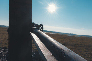 Widok na pola za ogrodzeniem © Joanna