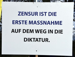 Schild auf einer Demo: 