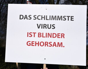 Schild auf einer Corona-Demo: "Das schlimmste Virus ist blinder Gehorsam."