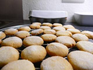 Frisches Heidesandgebäck auf einem Kühlgitter
