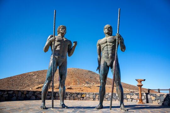 Statues of Guise and Ayose, first kings of Fuerteventura, full body statues, Canary Islands, Spain