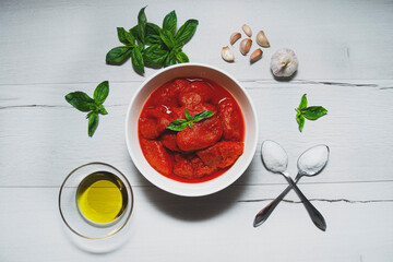 tomato sauce with basil