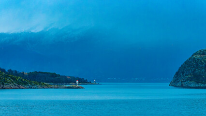 Fjord zwischen Nesna und Ørnes mit Leuchtfeuer am Ufer und bewölktem Himmel. ruhiger Platz auf der Kreuzfahrt an der Küste von Norwegen. Morgenlicht