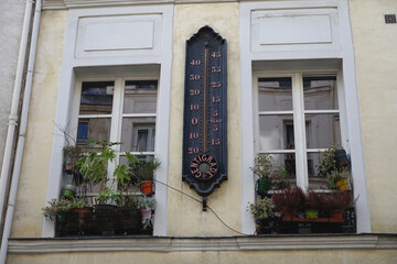 Fototapeta na wymiar Thermomètre géant sur la façade d'une maison