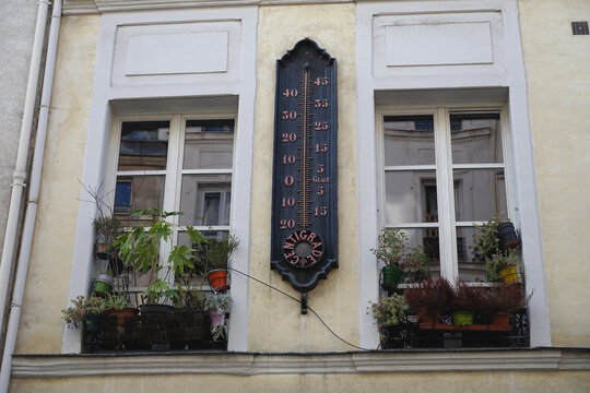 Thermomètre géant sur la façade d'une maison