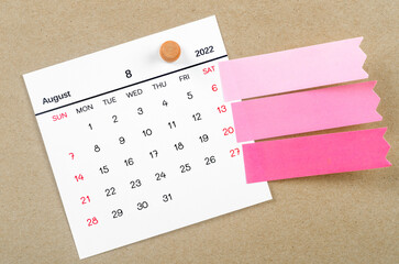 August 2022 calendar with blank adhesive note paper