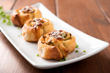 Involtini di pasta sfoglia ripieni di guanciale, funghi e pecorino, antipasti italiani 