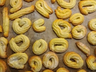 Frisch gebackenes Spritzgebäck auf Backpapier